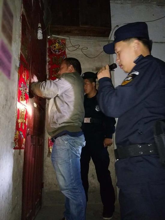 黑龙江粗心妈妈误将幼女锁家中 民警全城寻开锁师傅开门